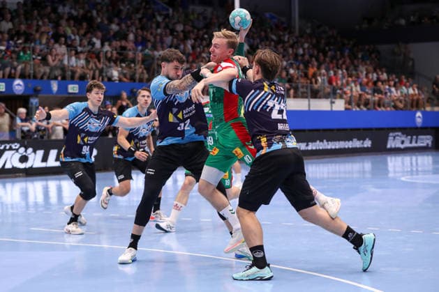 15.08.2026, xgox, Handball - Wartburg Cup SC Magdeburg - ThSV Eisenach emspor, v.l. Justin Kurch (Eisenach, 52), Gisli Thorgeir Kristjansson (Magdeburg, 10), Felix Aellen (Eisenach, 22) Zweikampf, Duell, Kampf, tackle Eisenach *** August 15, 2026, xgox, Handball Wartburg Cup SC Magdeburg vs. ThSV Eisenach emspor, from left: Justin Kurch (Eisenach), 52; Gisli Thorgeir Kristjansson (Magdeburg), 10; Felix Aellen (Eisenach), 22; duel, battle, tackle (Eisenach)