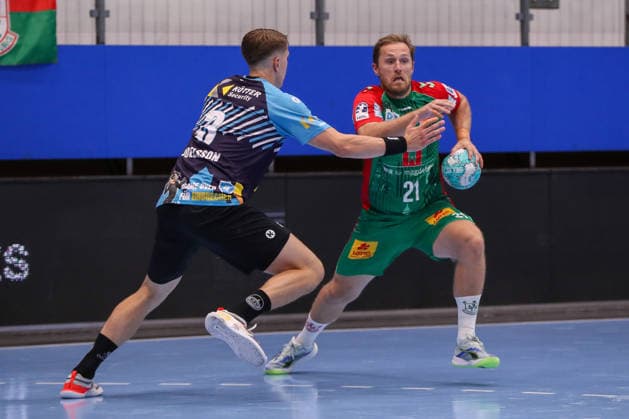15.08.2026, xgox, Handball - Wartburg Cup SC Magdeburg - ThSV Eisenach emspor, v.l. Tillman Leu (Eisenach, 99), Albin Lagergren (Magdeburg, 21) Zweikampf, Duell, Kampf, tackle Eisenach *** August 15, 2026, xgox, Handball Wartburg Cup: SC Magdeburg vs. ThSV Eisenach, emspor, from left: Tillman Leu (Eisenach), 99, Albin Lagergren (Magdeburg), 21; duel, battle, tackle, Eisenach
