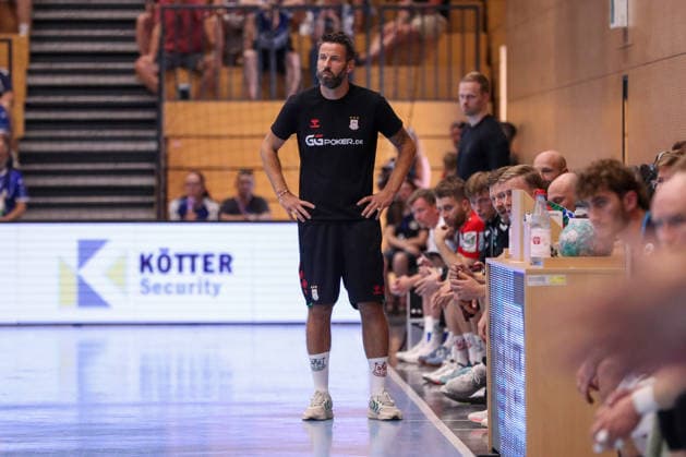 15.08.2026, xgox, Handball - Wartburg Cup SC Magdeburg - ThSV Eisenach emspor, v.l. Bennet Wiegert (Magdeburg, Trainer) Eisenach *** August 15, 2026, xgox, Handball: Wartburg Cup, SC Magdeburg vs. ThSV Eisenach, emspor; from left: Bennet Wiegert (Magdeburg), Eisenach coach