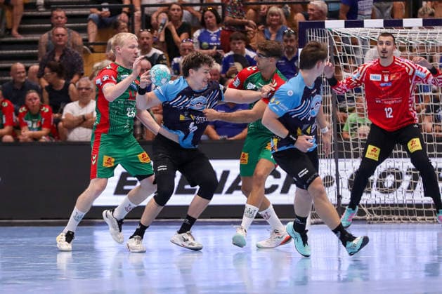 15.08.2026, xgox, Handball - Wartburg Cup SC Magdeburg - ThSV Eisenach emspor, v.l. Magnus Saugstrup (Magdeburg, 23), Tillman Leu (Eisenach, 99), Antonio Serradilla (Magdeburg, 15) Zweikampf, Duell, Kampf, tackle Eisenach *** August 15, 2026, xgox, Handball Wartburg Cup SC Magdeburg vs. ThSV Eisenach emspor, from left: Magnus Saugstrup (Magdeburg), 23, Tillman Leu (Eisenach), 99, Antonio Serradilla (Magdeburg), 15; duel, battle, tackle, Eisenach
