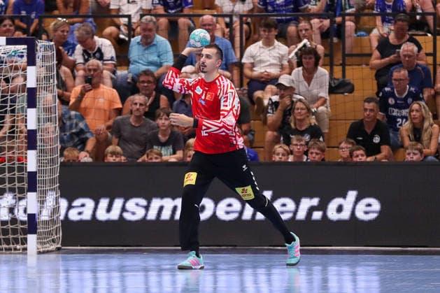 15.08.2026, xgox, Handball - Wartburg Cup SC Magdeburg - ThSV Eisenach emspor, v.l. Dominik Kuzmanovic (Magdeburg, 1) am Ball, plays the ball Eisenach *** August 15, 2026, xgox, Handball: Wartburg Cup, SC Magdeburg vs. ThSV Eisenach, emspor; from left: Dominik Kuzmanovic (Magdeburg), 1 with the ball, plays the ball (Eisenach)