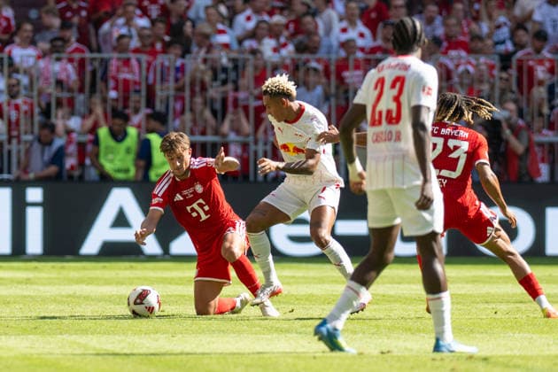 Tom Bischof 8 (FC Bayern Muenchen) im Zweikampf mit Antonio Nusa 7 (RB Leipzig), FC Bayern Muenchen - RB Leipzig, Fussball, Telekom Cup, Freundschaftsspiel, 15.08.2026 DFB regulations prohibit any use of photographs as image sequences and or quasi-video Muenchen Bayern Deutschland *** Tom Bischof 8 (FC Bayern Munich) in a tackle with Antonio Nusa 7 (RB Leipzig), FC Bayern Munich, RB Leipzig, soccer, Telekom Cup, friendly match, August 15, 2026. DFB regulations prohibit any use of photographs as image sequences and or quasi-video. Munich, Bayern, Germany Copyright: xkolbert-press UlrichxGamelx