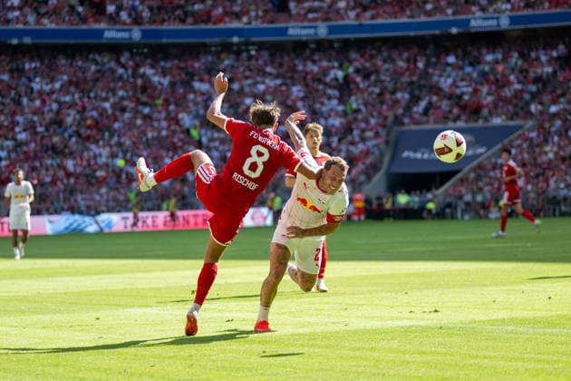 Tom Bischof 8 (FC Bayern Muenchen) hoepft bei einem Kopfball von hinten auf David Raum 22 (RB Leipzig), FC Bayern Muenchen - RB Leipzig, Fussball, Telekom Cup, Freundschaftsspiel, 15.08.2026 DFB regulations prohibit any use of photographs as image sequences and or quasi-video Muenchen Bayern Deutschland *** Tom Bischof (8, FC Bayern Munich) jumps to head the ball from behind David Raum (22, RB Leipzig), FC Bayern Munich, RB Leipzig, soccer, Telekom Cup, friendly match, August 15, 2026. DFB regulations prohibit any use of photographs as image sequences and or quasi-video. Munich, Bayern, Germany Copyright: xkolbert-press UlrichxGamelx