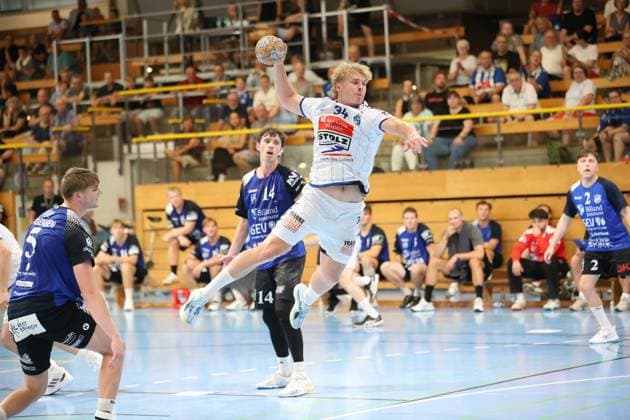 Thore Heinemann ( 34; VfL Lübeck-Schwartau) springt mit dem Ball zum Wurf ab, während Jon Katballe ( 14; Grindstedt GIF) als Abwehrspieler vor ihm steht. Die Hansehalle in Lübeck ist mit Zuschauern gut gefüllt. Thore Heinemann ( 34; VfL Lübeck-Schwartau) beim Sprungwurf in der Hansehalle *** Thore Heinemann, No. 34 of VfL Lübeck Schwartau, jumps with the ball to take a shot, while Jon Katballe (No. 14, Grindstedt GIF) stands in front of him as a defender. The Hansehalle in Lübeck is packed with spectators. Thore Heinemann (No. 34, VfL Lübeck Schwartau) takes a jump shot at the Hansehalle. Copyright: xspeedshotx