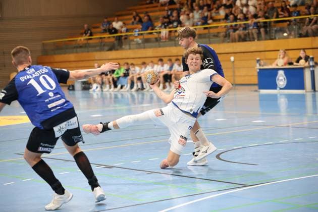 Magnus Holpert ( 22; VfL Lübeck-Schwartau) kämpft sich mit dem Ball durch die Abwehr von Grindstedt GIF und wird dabei von einem Gegenspieler gehalten. Nikolaj Svalastog ( 10; Grindstedt GIF) nähert sich von links, während Holpert in einer dynamischen Wurfvorbereitung tief in die Knie geht. Magnus Holpert ( 22; VfL Lübeck-Schwartau) im Zweikampf gegen Grindstedt GIF *** Magnus Holpert, 22, of VfL Lübeck Schwartau, fights his way through the Grindstedt GIF defense with the ball and is held back by an opponent; Nikolaj Svalastog, 10, of Grindstedt GIF, approaches from the left, while Holpert drops deep into his knees in a dynamic shot preparation. Magnus Holpert 22 of VfL Lübeck Schwartau in a one-on-one battle against Grindstedt GIF Copyright: xspeedshotx