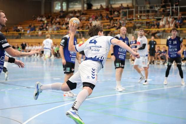 Paul Holzhacker ( 4; VfL Lübeck-Schwartau) zieht in einer dynamischen Sprungwurfbewegung ab, den Ball bereits in der Wurfhand. Mehrere Spieler von Grindstedt GIF verfolgen die Aktion im Hintergrund. Paul Holzhacker ( 4; VfL Lübeck-Schwartau) beim Sprungwurf *** Paul Holzhacker 4 of VfL Lübeck Schwartau takes off in a dynamic jump shot motion, the ball already in his shooting hand. Several players from Grindstedt GIF watch the action in the background. Paul Holzhacker 4 of VfL Lübeck Schwartau takes a jump shot. Copyright: xspeedshotx