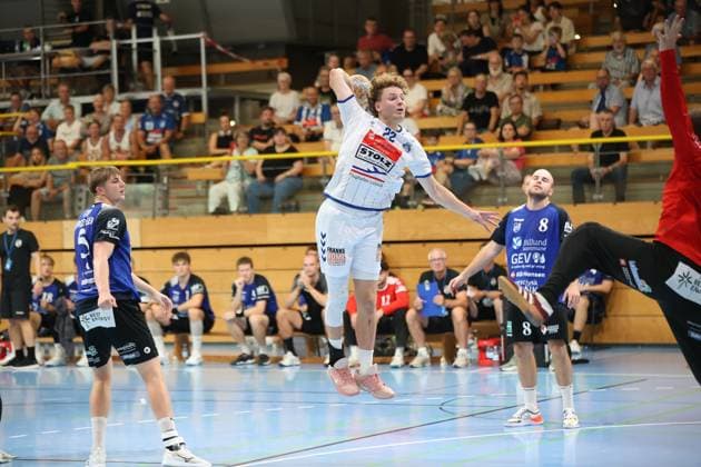 Magnus Holpert ( 22; VfL Lübeck-Schwartau) springt hoch und zieht zum Wurf ab, während Anders Toft ( 8; Grindstedt GIF) die Aktion beobachtet. Im Hintergrund verfolgen zahlreiche Zuschauer das Spiel in der Hansehalle Lübeck. Magnus Holpert ( 22; VfL Lübeck-Schwartau) beim Sprungwurf in der Hansehalle *** Magnus Holpert, 22, of VfL Lübeck Schwartau, jumps high and takes a shot, while Anders Toft (No. 8, Grindstedt GIF) watches the play. In the background, numerous spectators watch the game at the Hansehalle in Lübeck. Magnus Holpert (No. 22, VfL Lübeck Schwartau) takes a jump shot at the Hansehalle. Copyright: xspeedshotx