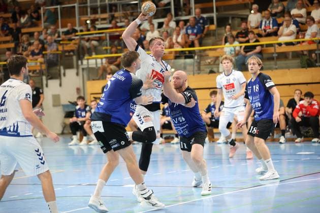 Ole Hagedorn von VfL Lübeck-Schwartau springt zum Wurf und wird dabei von Kristoffer Jessen ( 11; Grindstedt GIF) unter Druck gesetzt. Im Hintergrund sind weitere Spieler beider Teams sowie die gut gefüllten Zuschauerränge der Hansehalle in Lübeck zu sehen. Ole Hagedorn (VfL Lübeck-Schwartau) zieht ab gegen Grindstedt GIF *** Ole Hagedorn of VfL Lübeck Schwartau jumps to take a shot while being pressured by Kristoffer Jessen of Grindstedt GIF. In the background, other players from both teams can be seen, as well as the packed stands at the Hansehalle in Lübeck. Ole Hagedorn of VfL Lübeck Schwartau takes a shot against Grindstedt GIF Copyright: xspeedshotx