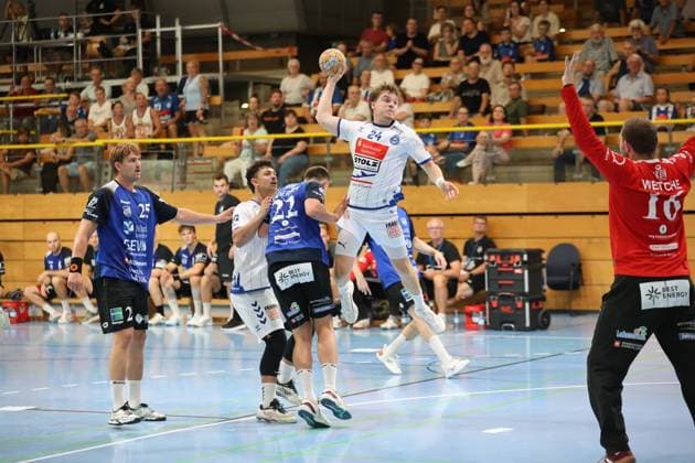 Alexander Hartwig ( 24; VfL Lübeck-Schwartau) zieht in der Hansehalle Lübeck hoch zum Sprungwurf, während Rune Overlund ( 25; Grindstedt GIF) und weitere Abwehrspieler von Grindstedt GIF unter ihm verteidigen. Rechts im Bild ist Christian Wetche ( 16; Grindstedt GIF) als Torwart positioniert. Alexander Hartwig ( 24; VfL Lübeck-Schwartau) beim Sprungwurf gegen Grindstedt GIF *** Alexander Hartwig, 24, of VfL Lübeck Schwartau, rises for a jump shot at the Hansehalle in Lübeck, while Rune Overlund (25, Grindstedt GIF) and other Grindstedt GIF defenders guard him from below. On the right side of the picture, Christian Wetche (16, Grindstedt GIF) is positioned as the goalkeeper as Alexander Hartwig (24, VfL Lübeck Schwartau) attempts a jump shot against Grindstedt GIF. Copyright: xspeedshotx