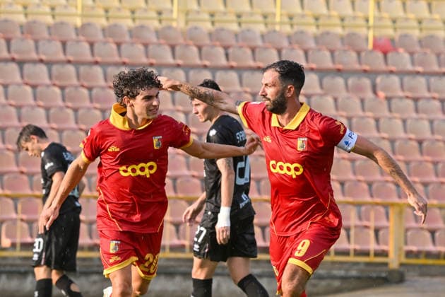 SOCCER - Coppa Italia - US Catanzaro vs. FC Sudtirol Photo by IPA ABACAPRESS.COM87508277 - CATANZARO, ITALY - AUGUST 15: Simone Pafundi and Pietro Iemmello during the Coppa Italia Frecciarossa Round of 64 match between US Catanzaro and FC Sudtirol at Nicola Ceravolo Stadium on August 15, 2026, in Catanzaro, Italy. Catanzaro Italy  Copyright: xIPAxSport ABACAx