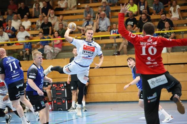 Einar Nickelsen ( 42; VfL Lübeck-Schwartau) springt in der Hansehalle Lübeck hoch und zieht zum Wurf ab, während Lukas Sandgaard ( 2; Grindstedt GIF) und Jonas Nielsen ( 19; Grindstedt GIF) versuchen, den Angriff zu stoppen. Christian Wetche ( 16; Grindstedt GIF) streckt die Arme in der Abwehr aus. Einar Nickelsen ( 42; VfL Lübeck-Schwartau) beim Sprungwurf gegen Grindstedt GIF *** Einar Nickelsen, No. 42 of VfL Lübeck Schwartau, jumps high in the Hansehalle in Lübeck and goes up for a shot, while Lukas Sandgaard 2 of Grindstedt GIF and Jonas Nielsen 19 of Grindstedt GIF try to stop the attack. Christian Wetche 16 of Grindstedt GIF stretches out his arms in defense as Einar Nickelsen 42 of VfL Lübeck Schwartau attempts a jump shot against Grindstedt GIF. Copyright: xspeedshotx