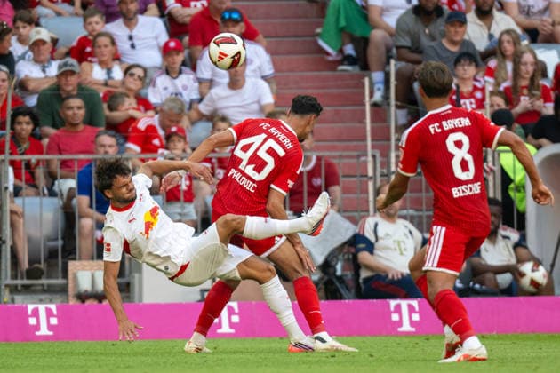 Max Finkgraefe 35 (RB Leipzig) mit einem Fallrueckzieher, Aleksandar Pavlovic 45 (FC Bayern Muenchen), FC Bayern Muenchen - RB Leipzig, Fussball, Telekom Cup, Freundschaftsspiel, 15.08.2026 DFB regulations prohibit any use of photographs as image sequences and or quasi-video Muenchen Bayern Deutschland *** Max Finkgraefe, 35, RB Leipzig, with a bicycle kick, Aleksandar Pavlovic 45 FC Bayern Munich, FC Bayern Munich vs. RB Leipzig, soccer, Telekom Cup, friendly match, August 15, 2026. DFB regulations prohibit any use of photographs as image sequences and or quasi-video. Munich, Bayern, Germany Copyright: xkolbert-press UlrichxGamelx