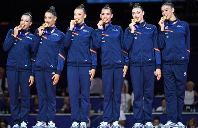 15.08.2026, xhbx, Rhythmische Sportgymnastik Weltmeisterschaft 2026, v.l. Team, Gruppe, Group, Mannschaft Spanien, Spain Siegerehrung Group All-Around Final , 1. Platz, Gold Frankfurt am Main *** August 15, 2026, xhbx, 2026 Rhythmic Gymnastics World Championships, from left: Team, Group, Spain, Spain, Group All-Around Final Medal Ceremony, 1st place, Gold, Frankfurt am Main
