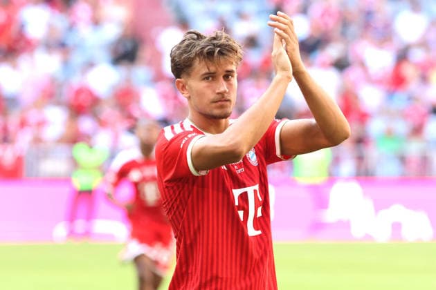 8 Tom Bischof (FCB) bedankt sich am Spielende bei den Fans, Portraet, Portrait, Fussball Telekom Cup FC Bayern München - RB Leipzig 15.08.2026 Allianz Arena FOTO: Mladen Lackovic LakoPress *** 8 Tom Bischof of FCB thanks the fans at the end of the game; portrait; soccer; Telekom Cup; FC Bayern Munich vs. RB Leipzig; August 15, 2026; Allianz Arena; PHOTO: Mladen Lackovic, LakoPress
