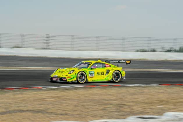 Der Porsche 911 GT3 R 91 von Manthey Racing mit Thomas Preining am Steuer durchfährt die Strecke am Nürburgring in Nürburg. Das neongelb-grüne Fahrzeug ist mit den Sponsoren KÜS, Motul und Veltins beklebt. Porsche 911 GT3 R 91 von Thomas Preining (Manthey Racing) am Nürburgring *** The Manthey Racing Porsche 911 GT3 R 91, with Thomas Preining at the wheel, races around the Nürburgring circuit in Nürburg. The neon yellow-green car is adorned with the logos of sponsors KÜS, Motul, and Veltins. Thomas Preining’s Manthey Racing Porsche 911 GT3 R 91 at the Nürburgring Copyright: xMichaelxSchäferx