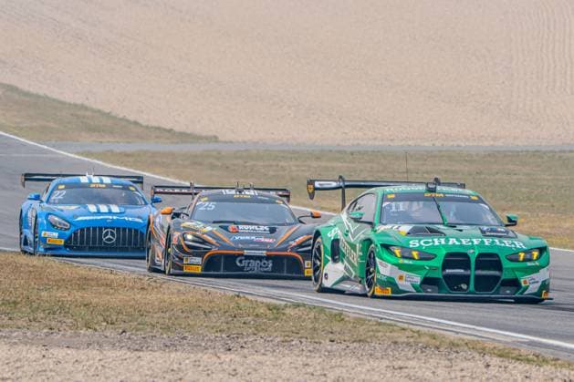Marco Wittmann im BMW M4 GT3 11 von Schubert Motorsport führt eine Dreiergruppe durch eine Kurve am Nürburgring, dicht gefolgt vom McLaren 720S GT3 Evo 25 (Ben Dörr, Dörr Motorsport) und dem Mercedes-AMG GT3 22 (Lucas Auer, Mercedes-AMG Team Landgraf). Alle drei Fahrzeuge liegen eng beieinander in einem spannenden Positionskampf. BMW M4 GT3 11 (Schubert Motorsport) führt Dreikampf am Nürburgring *** Marco Wittmann in Schubert Motorsport’s BMW M4 GT3 No. 11 leads a group of three through a turn at the Nürburgring, closely followed by Ben Dörr’s McLaren 720S GT3 Evo No. 25, Dörr Motorsport, and the Mercedes-AMG GT3 No. 22 driven by Lucas Auer of Mercedes-AMG Team Landgraf. All three cars are running neck-and-neck in a thrilling battle for position. The BMW M4 GT3 No. 11 from Schubert Motorsport leads a three-way battle at the Nürburgring. Copyright: xMichaelxSchäferx