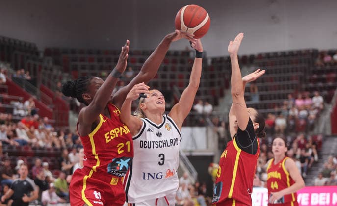 Ludwigsburg , Basketball Länderspiel Frauen , Deutschland vs. Spanien , mitte: Alexandra Wilke ( GER ) *** Ludwigsburg, Women s International Basketball Game, Germany vs. Spain, Center: Alexandra Wilke (GER)