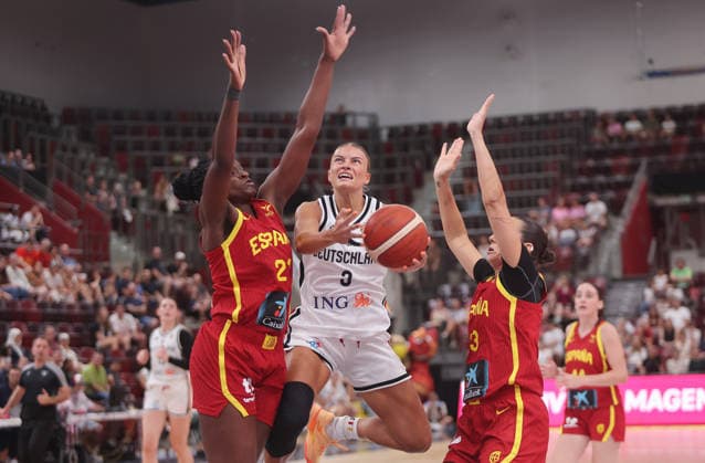 Ludwigsburg , Basketball Länderspiel Frauen , Deutschland vs. Spanien , mitte: Alexandra Wilke ( GER ) *** Ludwigsburg, Women s International Basketball Game, Germany vs. Spain, Center: Alexandra Wilke (GER)