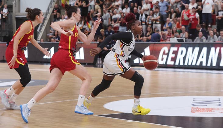 Ludwigsburg , Basketball Länderspiel Frauen , Deutschland vs. Spanien , von links: Aina Ayuso ( ESP ) Alexis Peterson-Smalls ( GER ) *** Ludwigsburg, Women s International Basketball Game, Germany vs. Spain, from left: Aina Ayuso (ESP), Alexis Peterson Smalls (GER)