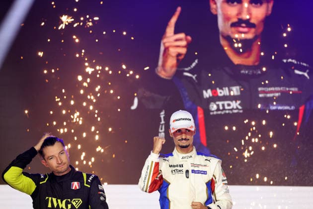 zweiter Jake dennis (GBR) Andretti enttäuscht neben Pascal Wehrlein (GER) Porsche 94 mit der Siegerfaust auf dem Podium, Rennen 1,FIA Formel E Weltmeisterschaft, Saison 12, London E- Prix, 15.08.2026, Excel Exibition Centre, *** Second-place Jake Dennis (GBR) of Andretti looks disappointed next to Pascal Wehrlein (GER) in the Porsche 94, raising his fist in victory on the podium, Race 1, FIA Formula E World Championship, Season 12, London E-Prix, August 15, 2026, Excel Exhibition Center,