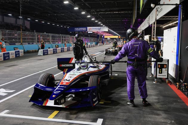 Pascal Wehrlein (GER) Porsche 94 und Antonio felix da Costa (POR) Jaguar beim Schnellladestop, Rennen 1, FIA Formel E Weltmeisterschaft, Saison 12, London E- Prix, 15.08.2026, Excel Exibition Centre *** Pascal Wehrlein (GER) in a Porsche 94 and Antonio Felix da Costa (POR) in a Jaguar during a fast-charge pit stop, Race 1, FIA Formula E World Championship, Season 12, London E-Prix, August 15, 2026, Excel Exhibition Center