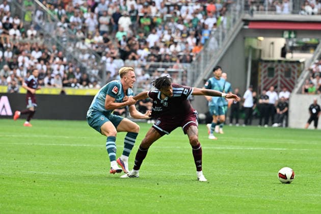 15.08.2026; Moenchengladbach; Fussball, Herren, Saison 2026 2027, Testspiel Borussia Moenchengladbach vs. Aston Villa Zweikampf zwischen v. li. Isac Lidberg (Gladbach), Tyrone Mings (Aston Villa) DFL regulations prohibit any use of photographs as image sequences and or quasi-video. ista-Borussia-Park Nordrhein-Westfalen Deutschland *** August 15, 2026, Mönchengladbach Soccer, Men s, 2026–2027 season, Friendly match: Borussia Mönchengladbach vs. Aston Villa. A tackle between (from left) Isac Lidberg (Gladbach) and Tyrone Mings (Aston Villa). DFL regulations prohibit any use of photographs as image sequences and or quasi-video content. Borussia Park, North Rhine-Westphalia, Germany