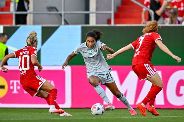 v.li.: Linda DALLMANN (FC Bayern Muenchen, FCB, 10) Cora Zicai (Wolfsburg, 28) Stine Ballisager PEDERSEN (FC Bayern Muenchen, FCB, 3) im Zweikampf, Duell, duel, tackle, Dynamik, Action, Aktion, 15.08.2026, Ingolstadt (Deutschland), Fussball, Google Pixel Supercup, FC Bayern München - VfL Wolfsburg, DFB DFL REGULATIONS PROHIBIT ANY USE OF PHOTOGRAPHS AS IMAGE SEQUENCES AND OR QUASI-VIDEO. *** From left: Linda DALLMANN, FC Bayern Munich, FCB, 10 Cora Zicai Wolfsburg, 28 Stine Ballisager PEDERSEN FC Bayern Munich, FCB, 3 in a tackle, duel, tackle, dynamic, action, 15 Aug 2026, Ingolstadt, Germany, soccer, Google Pixel Super Cup, FC Bayern Munich vs. VfL Wolfsburg, DFB and DFL regulations prohibit any use of photographs as image sequences and or quasi-video xslx