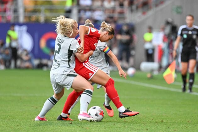 Fußball I Frauen I Saison 2026-2027 I Supercup I FC Bayern München - VfL Wolfsburg I 15.08.2026 Zweikampf Thea Bjelde (2, VfL Wolfsburg) attackiert Klara Bühl (17, FC Bayern München) Ingolstadt Audi Sportpark Bayern Deutschland *** Soccer I Women s I 2026–2027 Season I Super Cup I FC Bayern Munich vs. VfL Wolfsburg I August 15, 2026, Tackle by Thea Bjelde 2, VfL Wolfsburg attacks Klara Bühl 17, FC Bayern Munich Ingolstadt Audi Sportpark Bavaria Germany Copyright: xLobeca InesxHähnelx