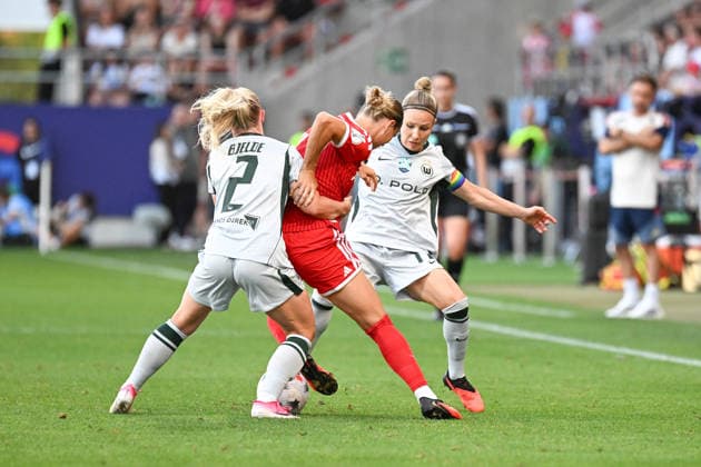 Fußball I Frauen I Saison 2026-2027 I Supercup I FC Bayern München - VfL Wolfsburg I 15.08.2026 Klara Bühl (17, FC Bayern München) muss sich gegen Thea Bjelde (2, VfL Wolfsburg) und Svenja Huth (10, VfL Wolfsburg) im Zweikampf behaupten Ingolstadt Audi Sportpark Bayern Deutschland *** Soccer I Women s I 2026–2027 Season I Super Cup I FC Bayern Munich vs. VfL Wolfsburg I August 15, 2026 Klara Bühl 17, FC Bayern Munich falls to Thea Bjelde 2, VfL Wolfsburg, and Svenja Huth (10, VfL Wolfsburg) Ingolstadt Audi Sportpark Bavaria, Germany Copyright: xLobeca InesxHähnelx
