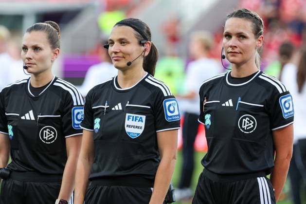 Das Schiedsrichtergespann um Referee Schiedsrichter Angelika Schroeder, Mitte, FC Bayern Muenchen Frauen vs. VfL Wolfsburg Frauen, Fussball, Frauen, Google Pixel Supercup 2026, Saison 2026 2027, 15.08.2026 DFB regulations prohibit any use of photographs as image sequences and or quasi-video Ingolstadt Bayern Deutschland *** The officiating crew led by referee Angelika Schroeder (center), FC Bayern Munich Women vs. VfL Wolfsburg Women, soccer, women s soccer, Google Pixel Super Cup 2026, 2026–2027 season, August 15, 2026. DFB regulations prohibit any use of photographs as image sequences and or quasi-video. Ingolstadt, Bavaria, Germany Copyright: xkolbert-press MartinxAgüerax