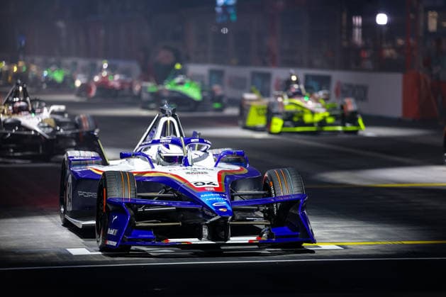 Pascal Wehrlein (Porsche Formula E Team, 94) auf der Pole, Startaufstellung, ABB FIA Formula E World Championship, WM, Weltmeisterschaft London e-Prix 2026, Vereinigtes Koenigreich, Saison 12 2025 26, Runde 16, 15.07.2026, ABB FIA Formula E World Championship, London e-Prix 2026, Vereinigtes Koenigreich, Saison 12 2025 26, Runde 16, 15.07.2026 London *** Pascal Wehrlein, Porsche Formula E Team, No. 94 on pole, starting grid, ABB FIA Formula E World Championship, 2026 London e-Prix, United Kingdom, Season 12 (2025–26), Round 16, July 15, 2026, ABB FIA Formula E World Championship, 2026 London ePrix, United Kingdom, Season 12 (2025–26), Round 16, July 15, 2026, London Copyright: xEibner-Pressefoto LauraxRoemerx EP_LRR