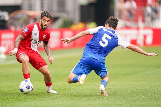 2026-8-15 FC Utrecht v AZ Alkmaar - Dutch Vriendenloterij Eredvisie UTRECHT, NETHERLANDS - AUGUST 15: Angel Alarcon of FC Utrecht battles for possession with Mateo Chavez of AZ Alkmaar during the Dutch Vriendenloterij Eredvisie match between FC Utrecht and AZ Alkmaar at Stadion Galgenwaard on August 15, 2026 in Utrecht, Netherlands. Utrecht Stadion Galgenwaard Netherlands Content not available for redistribution in The Netherlands directly or indirectly through any third parties. Copyright: xAndrexWeeningx