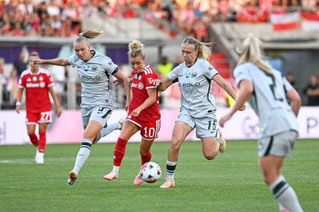Fußball I Frauen I Saison 2026-2027 I Supercup I FC Bayern München - VfL Wolfsburg I 15.08.2026 Ella Peddemors (5, VfL Wolfsburg) und Weronika Arasniewicz (15, VfL Wolfsburg) verteidigen gemeinsam gegen die drippelstarke Linda Dallmann (10, FC Bayern München) Ingolstadt Audi Sportpark Bayern Deutschland *** Soccer I Women s I 2026–2027 Season I Super Cup I FC Bayern Munich vs. VfL Wolfsburg I August 15, 2026 Ella Peddemor 5, VfL Wolfsburg and Weronika Arasniewicz 15, VfL Wolfsburg defend together against the dribbling-proficient Linda Dallmann 10, FC Bayern Munich Ingolstadt Audi Sportpark Bavaria Germany Copyright: xLobeca InesxHähnelx