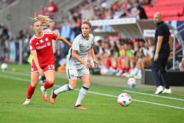 Fußball I Frauen I Saison 2026-2027 I Supercup I FC Bayern München - VfL Wolfsburg I 15.08.2026 Zweikampf Katharina Naschenweng (19, FC Bayern München), Svenja Huth (10, VfL Wolfsburg) (r.) Ingolstadt Audi Sportpark Bayern Deutschland *** Soccer I Women s I 2026–2027 Season I Super Cup I FC Bayern Munich vs. VfL Wolfsburg I August 15, 2026 Tackle by Katharina Naschenweng, 19, FC Bayern Munich, Svenja Huth (10), VfL Wolfsburg, at Audi Sportpark in Ingolstadt, Bavaria, Germany Copyright: xLobeca InesxHähnelx