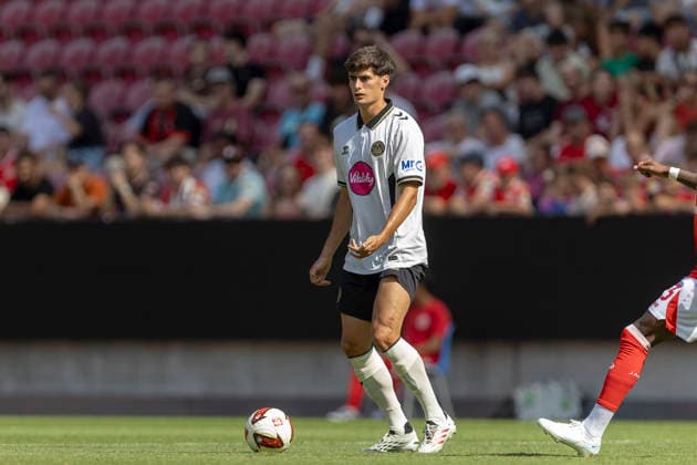 GER, Mainz, Fussball, Testspiel, FSV Mainz 05 vs. AFC Bournemouth im Bild v.l.: Antonio Silva (AFC Bournemouth 14), Aktion mit Ball 15.08.2026, MEWA-Arena Mainz DFL DFB REGULATIONS PROHIBIT ANY USE OF PHOTOGRAPHS AS IMAGE SEQUENCES AND OR QUASI-VIDEO, *** GER, Mainz, Soccer, Friendly Match, FSV Mainz 05 vs. AFC Bournemouth (pictured, from left): Antonio Silva (AFC Bournemouth) 14, in action with the ball, August 15, 2026, MEWA Arena, Mainz; DFL and DFB regulations prohibit any use of photographs as image sequences and or quasi-video, Copyright: HMBxMedia PaulxFritz