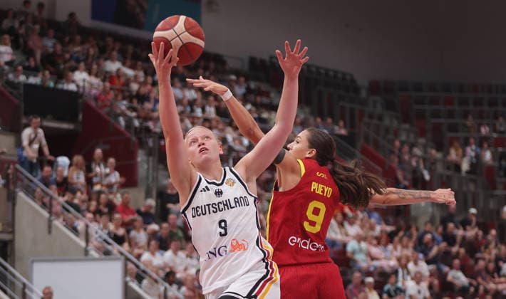 Ludwigsburg , Basketball Länderspiel Frauen , Deutschland vs. Spanien , von links: Emma Eichmeyer ( GER ) Helena Pueyo ( ESP ) *** Ludwigsburg, Women s International Basketball Game, Germany vs. Spain, from left: Emma Eichmeyer (GER), Helena Pueyo (ESP)