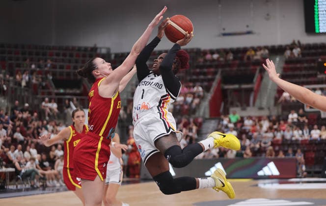 Ludwigsburg , Basketball Länderspiel Frauen , Deutschland vs. Spanien , von links: Aina Ayuso ( ESP ) Alexis Peterson-Smalls ( GER ) *** Ludwigsburg, Women s International Basketball Game, Germany vs. Spain, from left: Aina Ayuso (ESP), Alexis Peterson Smalls (GER)