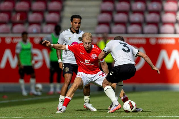GER, Mainz, Fussball, Testspiel, FSV Mainz 05 vs. AFC Bournemouth im Bild v.l.: Andreas Hanche Olsen (FSV Mainz 05 25), Adrien Truffert (AFC Bournemouth 03), Zweikampf 15.08.2026, MEWA-Arena Mainz DFL DFB REGULATIONS PROHIBIT ANY USE OF PHOTOGRAPHS AS IMAGE SEQUENCES AND OR QUASI-VIDEO, *** GER, Mainz, Soccer, Friendly Match, FSV Mainz 05 vs. AFC Bournemouth (pictured, from left): Andreas Hanche Olsen (FSV Mainz 05, 25), Adrien Truffert, AFC Bournemouth 03, tackle, August 15, 2026, MEWA Arena, Mainz. DFL and DFB regulations prohibit any use of photographs as image sequences and or quasi-video, Copyright: HMBxMedia PaulxFritz