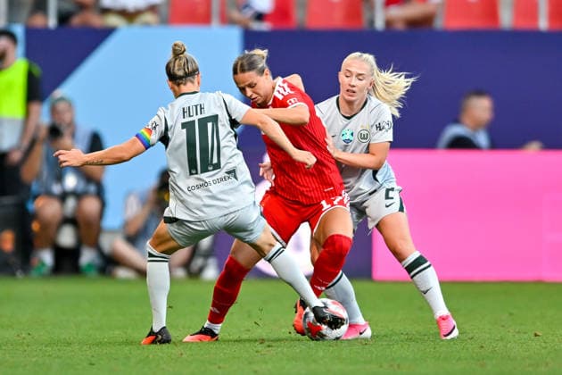 v.li.: Svenja Huth (Wolfsburg, 10) Klara BUEHL (FC Bayern Muenchen, FCB, 17) Thea Bjelde (Wolfsburg, 2) im Zweikampf, Duell, duel, tackle, Dynamik, Action, Aktion, 15.08.2026, Ingolstadt (Deutschland), Fussball, Google Pixel Supercup, FC Bayern München - VfL Wolfsburg, DFB DFL REGULATIONS PROHIBIT ANY USE OF PHOTOGRAPHS AS IMAGE SEQUENCES AND OR QUASI-VIDEO. *** From left: Svenja Huth (Wolfsburg), 10 Klara BUEHL (FC Bayern Munich, FCB), 17 Thea Bjelde (Wolfsburg), 2 in a tackle, duel, tackle, dynamic, action, 15 08 2026, Ingolstadt, Germany, soccer, Google Pixel Super Cup, FC Bayern Munich vs. VfL Wolfsburg, DFB and DFL regulations prohibit any use of photographs as image sequences and or quasi-video xslx