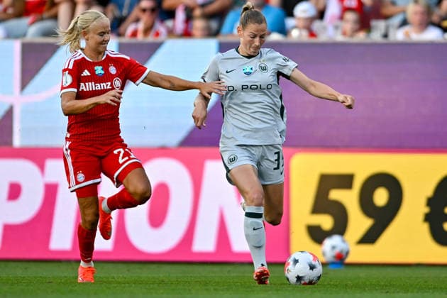 v.li.: Pernille HARDER (FC Bayern Muenchen, FCB, 21) Sarai Linder (Wolfsburg, 39) im Zweikampf, Duell, duel, tackle, Dynamik, Action, Aktion, 15.08.2026, Ingolstadt (Deutschland), Fussball, Google Pixel Supercup, FC Bayern München - VfL Wolfsburg, DFB DFL REGULATIONS PROHIBIT ANY USE OF PHOTOGRAPHS AS IMAGE SEQUENCES AND OR QUASI-VIDEO. *** From left: Pernille HARDER, FC Bayern Munich, FCB, 21; Sarai Linder, Wolfsburg, 39; in a one-on-one battle, duel, tackle, dynamic, action, 15 Aug 2026, Ingolstadt, Germany, soccer, Google Pixel Super Cup, FC Bayern Munich vs. VfL Wolfsburg, DFB and DFL regulations prohibit any use of photographs as image sequences and or quasi-video xslx