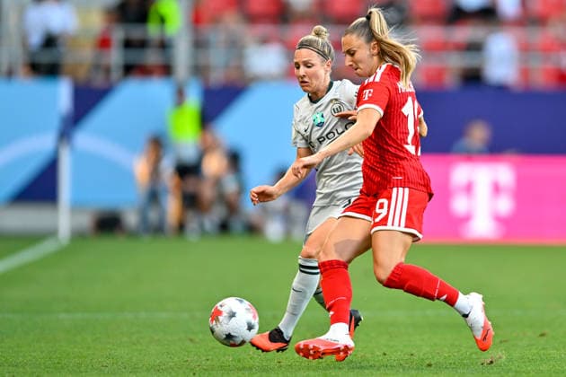 v.li.: Svenja Huth (Wolfsburg, 10) Katharina NASCHENWENG (FC Bayern Muenchen, FCB, 19) im Zweikampf, Duell, duel, tackle, Dynamik, Action, Aktion, 15.08.2026, Ingolstadt (Deutschland), Fussball, Google Pixel Supercup, FC Bayern München - VfL Wolfsburg, DFB DFL REGULATIONS PROHIBIT ANY USE OF PHOTOGRAPHS AS IMAGE SEQUENCES AND OR QUASI-VIDEO. *** From left: Svenja Huth (Wolfsburg), 10 Katharina NASCHENWENG (FC Bayern Munich, FCB), 19 in a tackle, duel, tackle, dynamic, action, 15 08 2026, Ingolstadt, Germany, soccer, Google Pixel Super Cup, FC Bayern Munich vs. VfL Wolfsburg, DFB and DFL regulations prohibit any use of photographs as image sequences and or quasi-video xslx