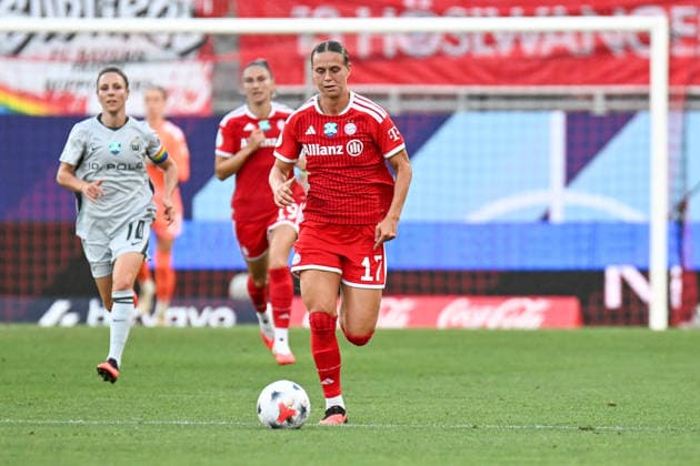 Fußball I Frauen I Saison 2026-2027 I Supercup I FC Bayern München - VfL Wolfsburg I 15.08.2026 Klara Bühl (17, FC Bayern München) mit Ball Freisteller, Nahaufnahme, Porträt, Portrait, Einzelfoto, Einzelbild, Körper Ingolstadt Audi Sportpark Bayern Deutschland *** Soccer I Women s I 2026–2027 Season I Super Cup I FC Bayern Munich vs. VfL Wolfsburg I August 15, 2026 Klara Bühl, 17, FC Bayern Munich with ball, cutout, close-up, portrait, single photo, single image, body, Ingolstadt, Audi Sportpark, Bavaria, Germany Copyright: xLobeca InesxHähnelx