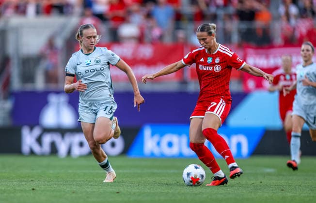GER, Ingolstadt, Bayern München vs VfL Wolfsburg, DFB, Google Pixel Supercup der Frauen, Fussball, Spielzeit 2026 2027, Audi-Sportpark, Finale im Bild v.l.: Weronika Arasniewicz (VfL Wolfsburg Frauen 15), Klara Bühl (FC Bayern München Frauen 17) DFB DFL REGULATIONS PROHIBIT ANY USE OF PHOTOGRAPHS AS IMAGE SEQUENCES AND OR QUASI-VIDEO, 15.08.2026 *** GER, Ingolstadt, Bayern Munich vs. VfL Wolfsburg, DFB, Google Pixel Women s Super Cup, Soccer, 2026–2027 Season, Audi Sportpark, Final Photo (from left): Weronika Arasniewicz, VfL Wolfsburg Women s Team 15, Klara Bühl, FC Bayern Munich Women’s Team, 17, DFB, DFL regulations prohibit any use of photographs as image sequences and or quasi-video, August 15, 2026 Copyright: HMBxMedia HendrikxHamelau