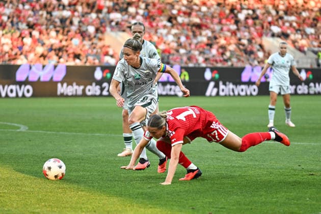 Fußball I Frauen I Saison 2026-2027 I Supercup I FC Bayern München - VfL Wolfsburg I 15.08.2026 Svenja Huth (10, VfL Wolfsburg) verteidigt im Strafraum gegen Klara Bühl (17, FC Bayern München), die strauchelt Ingolstadt Audi Sportpark Bayern Deutschland *** Soccer I Women s I 2026–2027 Season I Super Cup I FC Bayern Munich vs. VfL Wolfsburg I August 15, 2026 Svenja Huth 10, VfL Wolfsburg defends against Klara Bühl in the penalty area 17, FC Bayern Munich, which stumbles in Ingolstadt at Audi Sportpark, Bavaria, Germany Copyright: xLobeca InesxHähnelx