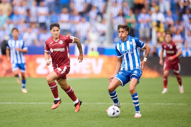 August 15, 2026, Vitoria, Alaba, Spain: Martin Satriano of Getafe CF competes for the ball with Nahuel Tenaglia of Deportivo Alaves during the LaLiga EA Sports match between Deportivo Alaves and Getafe CF at Mendizorrotza on August 15, 2026, in Vitoria, Spain. Vitoria Spain - ZUMAa181 20260815_zaa_a181_012 Copyright: xRicardoxLarreinax