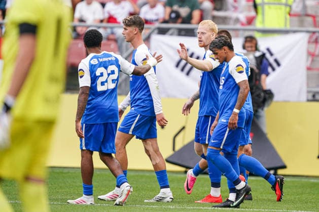 2026-8-15 FC Utrecht v AZ Alkmaar - Dutch Vriendenloterij Eredvisie UTRECHT, NETHERLANDS - AUGUST 15: Mexx Meerdink of AZ Alkmaar celebrates with teammates after scoring his teams third goal, Elijah Dijkstra of AZ Alkmaar, Dave Kwakman of AZ Alkmaar, Weslley Patati of AZ Alkmaar during the Dutch Vriendenloterij Eredvisie match between FC Utrecht and AZ Alkmaar at Stadion Galgenwaard on August 15, 2026 in Utrecht, Netherlands. Utrecht Stadion Galgenwaard Netherlands Content not available for redistribution in The Netherlands directly or indirectly through any third parties. Copyright: xAndrexWeeningx