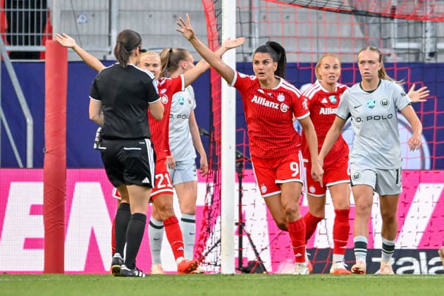 Spielerinnen des FC Bayern mit Torjubel, Jubel, Torjubel, Torerfolg, celebrate the goal, goal, celebration, Jubel ueber das Tor zum 1:0 durch Jovana DAMNJANOVIC (FC Bayern Muenchen, FCB, 9) (4.v.li.), optimistisch, Action, Aktion, 15.08.2026, Ingolstadt (Deutschland), Fussball, Google Pixel Supercup, FC Bayern München - VfL Wolfsburg, DFB DFL REGULATIONS PROHIBIT ANY USE OF PHOTOGRAPHS AS IMAGE SEQUENCES AND OR QUASI-VIDEO. *** FC Bayern players celebrating a goal, cheering, goal celebration, goal scored, celebrating the goal, goal, celebration, celebrating the 1–0 goal by Jovana DAMNJANOVIC, FC Bayern Munich, FCB, 9:4 from the left, optimistic, action, August 15, 2026, Ingolstadt, Germany, soccer, Google Pixel Super Cup, FC Bayern Munich vs. VfL Wolfsburg, DFB and DFL regulations prohibit any use of photographs as image sequences and or quasi-video xslx
