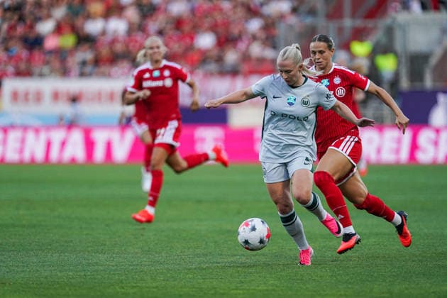 Thea Bjelde (VfL Wolfsburg, 02) klaert den Ball vor Klara Buehl (FC Bayern Muenchen, 17), FC Bayern München vs. VfL Wolfsburg, Fussball, Google Pixel Supercup der Frauen, , Saison 2026 2027, 14.08.2026, FC Bayern München vs. VfL Wolfsburg, Fussball, Google Pixel Supercup der Frauen, , Saison 2026 2027, 14.08.2026 Ingolstadt *** Thea Bjelde (VfL Wolfsburg), No. 02, clears the ball away from Klara Buehl (FC Bayern Munich), No. 17, FC Bayern Munich vs. VfL Wolfsburg, Soccer, Google Pixel Women s Super Cup, , 2026–2027 Season, August 14, 2026, FC Bayern Munich vs. VfL Wolfsburg, Soccer, Google Pixel Women’s Super Cup, , 2026–2027 season, August 14, 2026, Ingolstadt Copyright: xEibner-Pressefoto ChristianxLangx EP_CLG