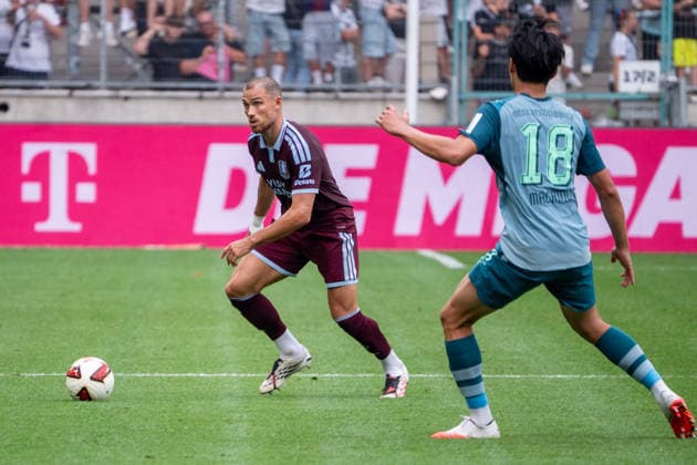 Deutschland: Freundschaftsspiel-Vorbereitung 2026 2027 - Mönchengladbach vs Aston Villa - Borussia-Park-Stadion (Mönchengladbach): am Ball, Duell, duel, tackle, tackling Matty Cash (Aston Villa, 2) gegen Shuto Machino (Borussia Mönchengladbach,18) Mönchengladbach Borussia-Park-Stadion Deutschland *** Germany Friendly Match, 2026-2027 Season, Mönchengladbach vs. Aston Villa, Borussia Park Stadium, Mönchengladbach in Action, Clash, Duel, Tackle, Tackling, Matty Cash (Aston Villa), 2-1 against Shuto Machino (Borussia Mönchengladbach), 18, Mönchengladbach, Borussia Park Stadium, Germany Copyright: xOrhanxHabashx