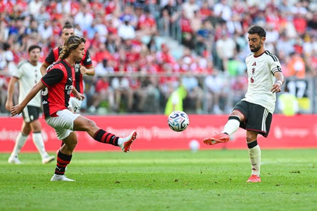 15.08.2026 Wroclaw, Poland. Manchester United, ManU take on AC Milan during the pre-season friendly match at Tarczynski Arena Wroclaw. --- Mecz towarzyski. Manchester United - AC Milan na Tarczynski Arena Wroclaw. Persons Shown: Christian Comotto Bruno Fernandes Fot. Antoni Dec Arena Akcji NEWSPIX.PL --- newspix.pl 
